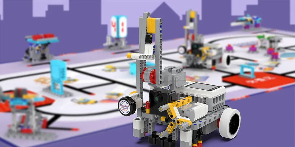 Robot lắp ghép có cảm biến chạy trên sa bàn thi đấu trong phần mềm RoboSim
